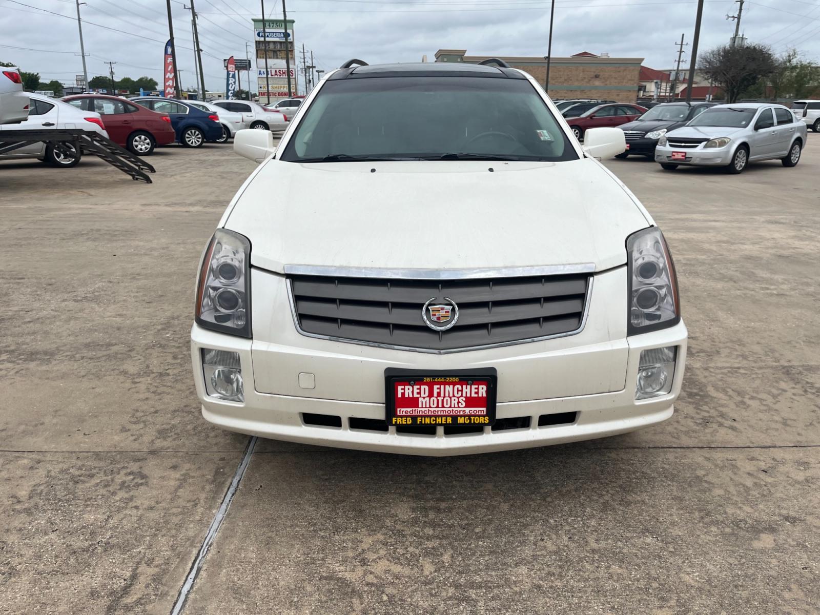 2005 white /TAN Cadillac SRX V6 (1GYEE637250) with an 3.6L V6 DOHC 24V engine, 5-Speed Automatic Overdrive transmission, located at 14700 Tomball Parkway 249, Houston, TX, 77086, (281) 444-2200, 29.928619, -95.504074 - Photo #1